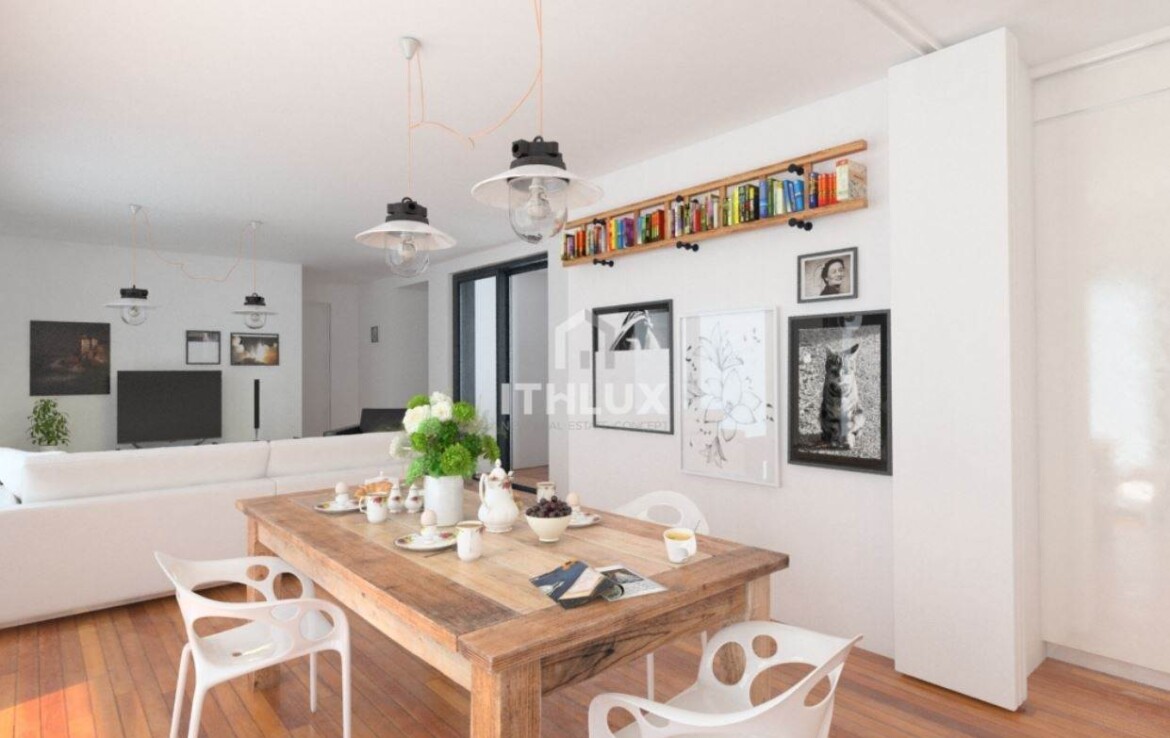 Fából készült étkezőasztal fehér székekkel egy világos, modern belső térben.