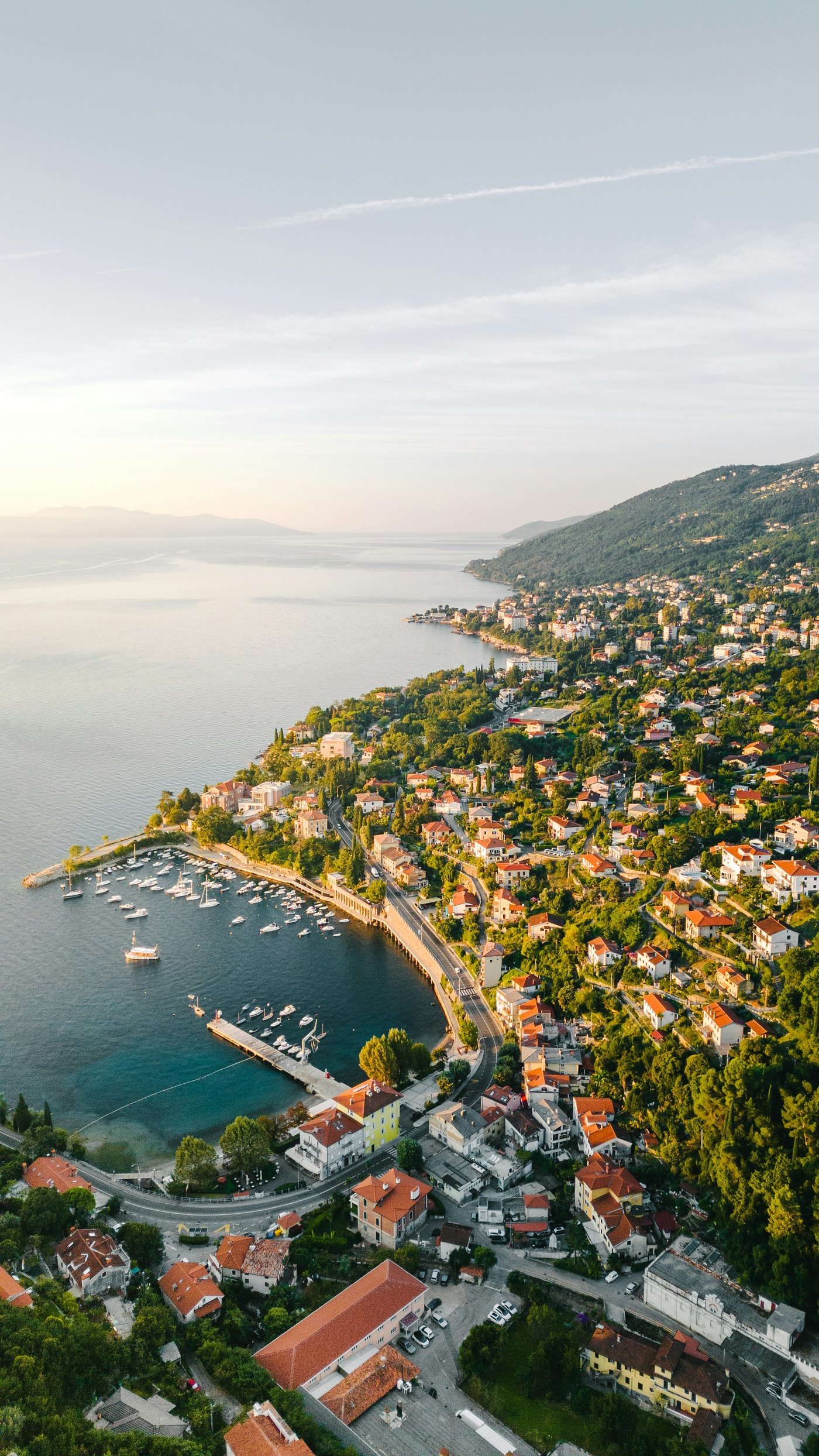 Horvát parti kisváros a Kvarner-öbölben