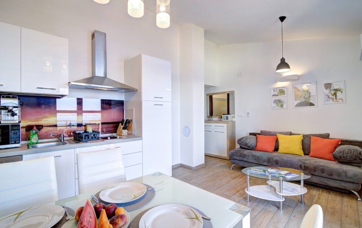 Felszerelt konyha az eladó senji apartmanház egyik egységében