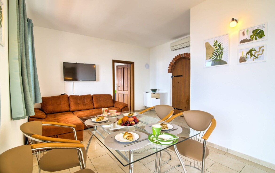 Felszerelt konyha az eladó senji apartmanház egyik egységében