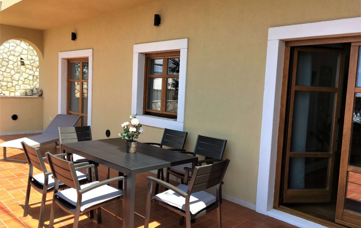 Kültéri étkező grillel az eladó senji apartmanház udvarán