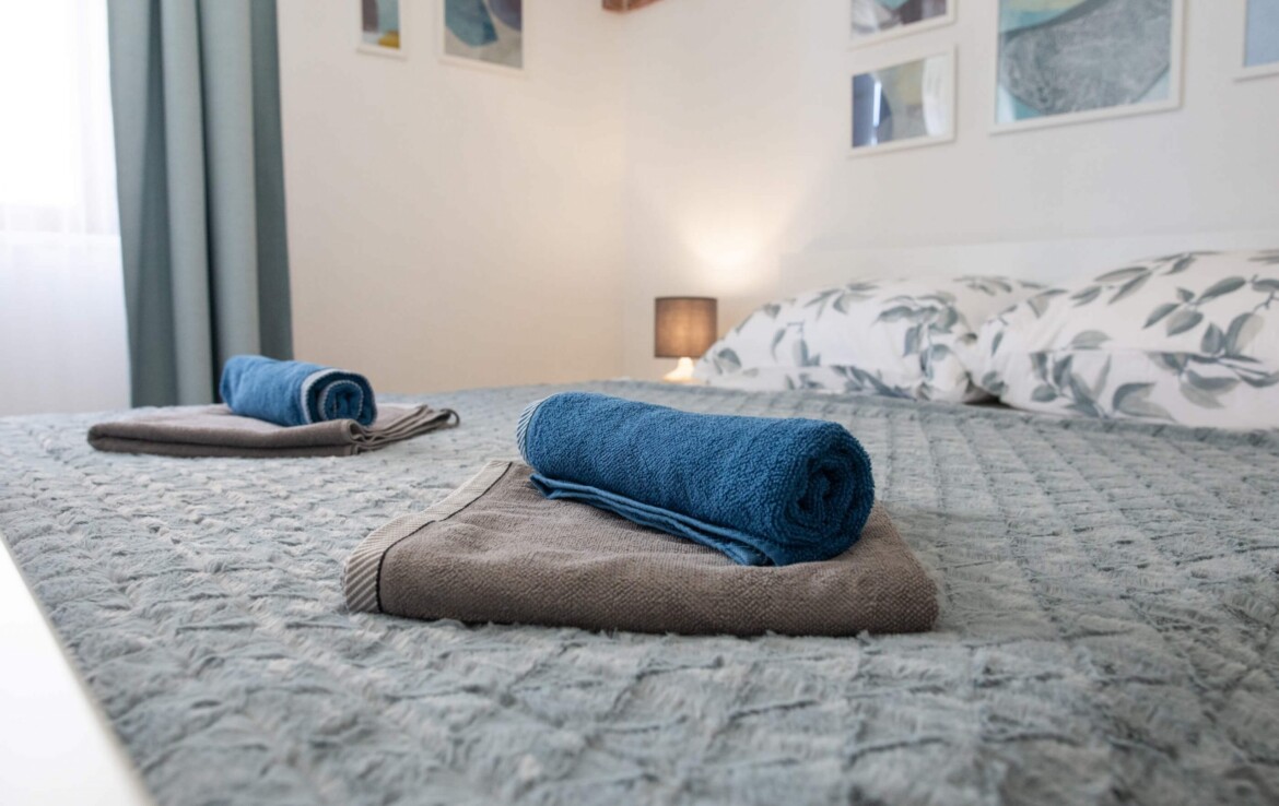 Hálószoba az eladó senji apartmanház egyik apartmanjában