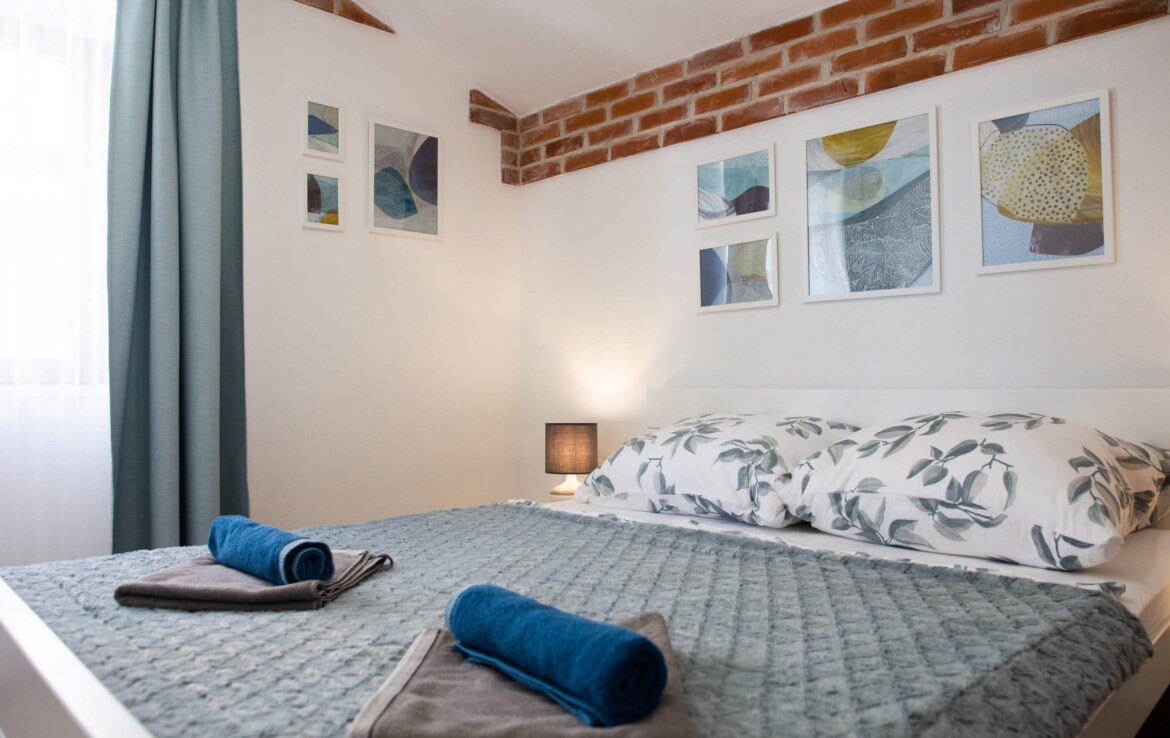 Hálószoba az eladó senji apartmanház egyik apartmanjában