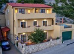 Sós vizű medence az eladó senji apartmanház udvarán) (44 (2)