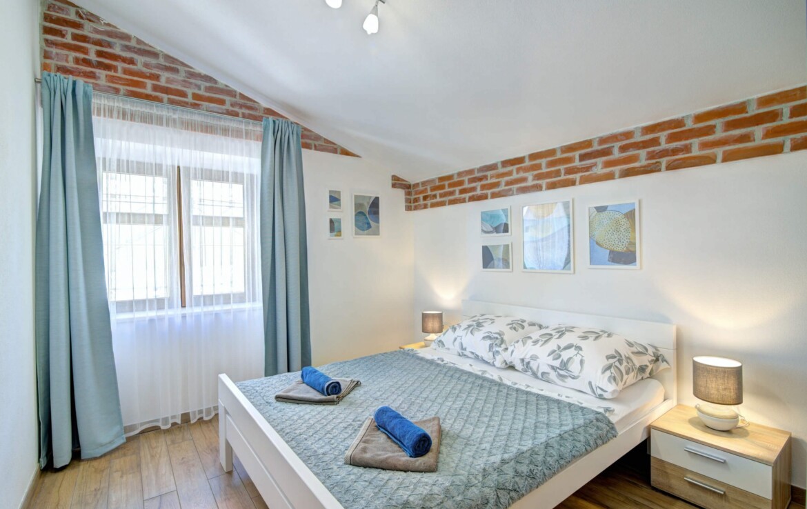 Hálószoba az eladó senji apartmanház egyik apartmanjában