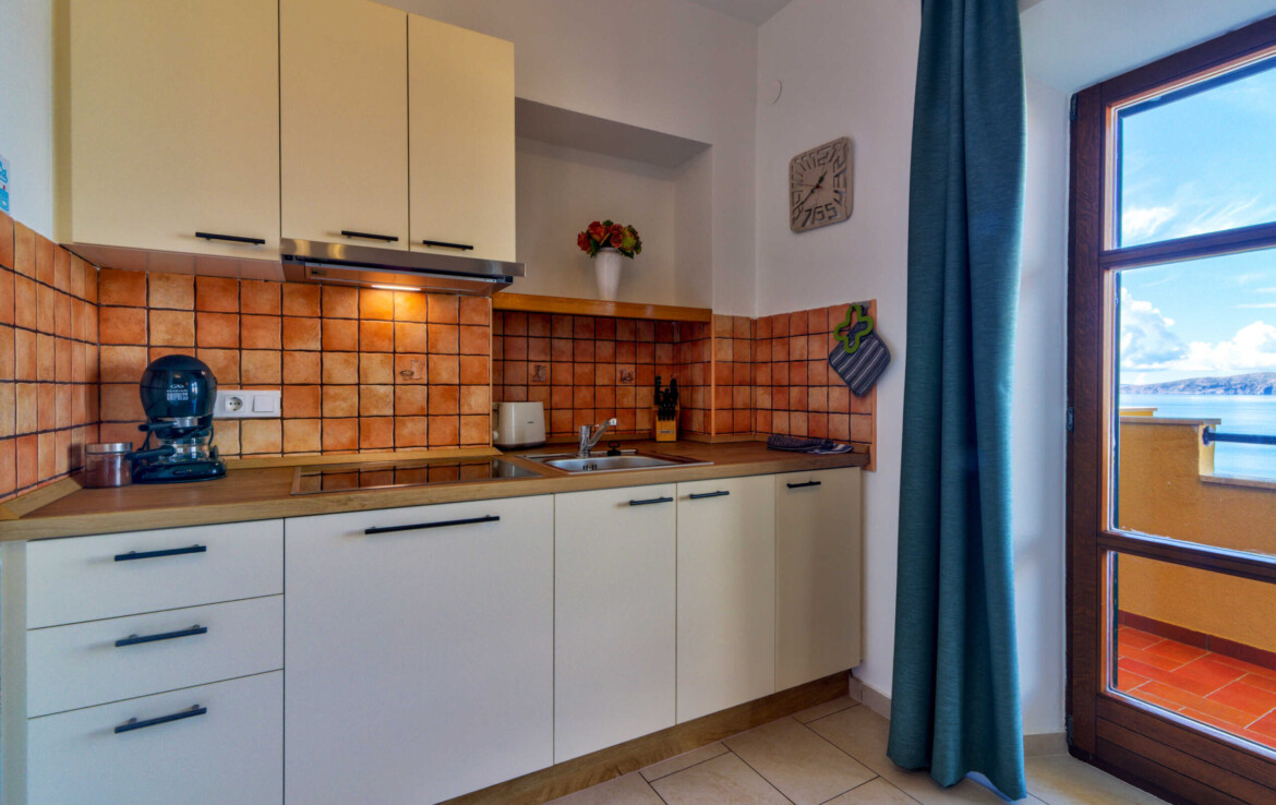 Felszerelt konyha az eladó senji apartmanház egyik egységében